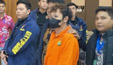 Petugas kepolisian mengamankan Zheng Rongjing, buronan internasional asal China yang masuk daftar paling dicari Interpol terkait kasus penipuan daring berskala besar. Ia ditangkap sesaat setelah mendarat di Bandara Soekarno-Hatta pada 24 Juni 2026, diduga sebagai tokoh kunci yang mengelola operasi sindikat scam di Kamboja, dan kini diamankan di Polda Metro Jaya guna pendalaman penyelidikan. Foto: Ist.