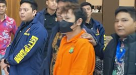 Petugas kepolisian mengamankan Zheng Rongjing, buronan internasional asal China yang masuk daftar paling dicari Interpol terkait kasus penipuan daring berskala besar. Ia ditangkap sesaat setelah mendarat di Bandara Soekarno-Hatta pada 24 Juni 2026, diduga sebagai tokoh kunci yang mengelola operasi sindikat scam di Kamboja, dan kini diamankan di Polda Metro Jaya guna pendalaman penyelidikan. Foto: Ist.