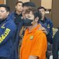 Petugas kepolisian mengamankan Zheng Rongjing, buronan internasional asal China yang masuk daftar paling dicari Interpol terkait kasus penipuan daring berskala besar. Ia ditangkap sesaat setelah mendarat di Bandara Soekarno-Hatta pada 24 Juni 2026, diduga sebagai tokoh kunci yang mengelola operasi sindikat scam di Kamboja, dan kini diamankan di Polda Metro Jaya guna pendalaman penyelidikan. Foto: Ist.