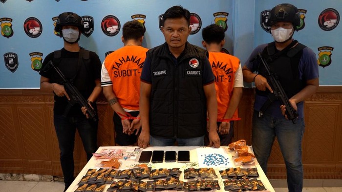 Direktorat Narkoba Polda Metro Jaya menggagalkan peredaran narkoba jenis etomidate dan ekstasi di wilayah Paseban, Jakarta Pusat (Jakpus). Foto: Ist.