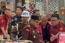 Mantan Kepala Badan Gizi Nasional (BGN) Dadan Hindayana tampak diborgol dan dikawal ketat oleh petugas Kejaksaan Agung (Kejagung) saat digiring ke kendaraan tahanan, Rabu (3/6/2026). Penetapan status tersangka ini menyusul dugaan keterlibatannya dalam praktik jual beli titik dapur program Makan Bergizi Gratis (MBG), yang juga menjadi alasan utama pencopotan dirinya dari jabatan oleh Presiden Prabowo Subianto. Foto: Ist.