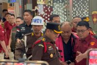 Mantan Kepala Badan Gizi Nasional (BGN) Dadan Hindayana tampak diborgol dan dikawal ketat oleh petugas Kejaksaan Agung (Kejagung) saat digiring ke kendaraan tahanan, Rabu (3/6/2026). Penetapan status tersangka ini menyusul dugaan keterlibatannya dalam praktik jual beli titik dapur program Makan Bergizi Gratis (MBG), yang juga menjadi alasan utama pencopotan dirinya dari jabatan oleh Presiden Prabowo Subianto. Foto: Ist.