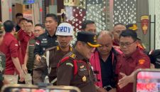 Mantan Kepala Badan Gizi Nasional (BGN) Dadan Hindayana tampak diborgol dan dikawal ketat oleh petugas Kejaksaan Agung (Kejagung) saat digiring ke kendaraan tahanan, Rabu (3/6/2026). Penetapan status tersangka ini menyusul dugaan keterlibatannya dalam praktik jual beli titik dapur program Makan Bergizi Gratis (MBG), yang juga menjadi alasan utama pencopotan dirinya dari jabatan oleh Presiden Prabowo Subianto. Foto: Ist.
