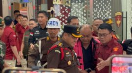 Mantan Kepala Badan Gizi Nasional (BGN) Dadan Hindayana tampak diborgol dan dikawal ketat oleh petugas Kejaksaan Agung (Kejagung) saat digiring ke kendaraan tahanan, Rabu (3/6/2026). Penetapan status tersangka ini menyusul dugaan keterlibatannya dalam praktik jual beli titik dapur program Makan Bergizi Gratis (MBG), yang juga menjadi alasan utama pencopotan dirinya dari jabatan oleh Presiden Prabowo Subianto. Foto: Ist.