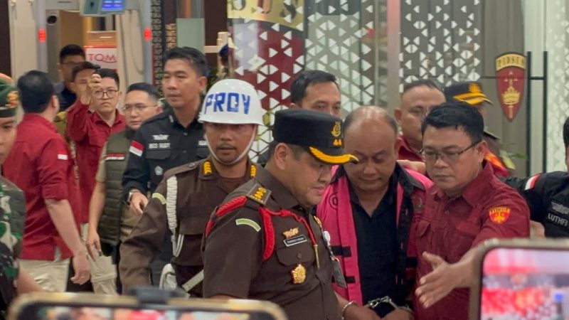 Mantan Kepala Badan Gizi Nasional (BGN) Dadan Hindayana tampak diborgol dan dikawal ketat oleh petugas Kejaksaan Agung (Kejagung) saat digiring ke kendaraan tahanan, Rabu (3/6/2026). Penetapan status tersangka ini menyusul dugaan keterlibatannya dalam praktik jual beli titik dapur program Makan Bergizi Gratis (MBG), yang juga menjadi alasan utama pencopotan dirinya dari jabatan oleh Presiden Prabowo Subianto. Foto: Ist.