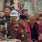 Mantan Kepala Badan Gizi Nasional (BGN) Dadan Hindayana tampak diborgol dan dikawal ketat oleh petugas Kejaksaan Agung (Kejagung) saat digiring ke kendaraan tahanan, Rabu (3/6/2026). Penetapan status tersangka ini menyusul dugaan keterlibatannya dalam praktik jual beli titik dapur program Makan Bergizi Gratis (MBG), yang juga menjadi alasan utama pencopotan dirinya dari jabatan oleh Presiden Prabowo Subianto. Foto: Ist.