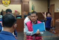 Hery Susanto, mantan Ketua Ombudsman RI, menjalani proses persidangan atas dakwaan menerima suap senilai Rp4,8 miliar. Foto: Ist.