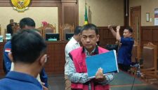 Hery Susanto, mantan Ketua Ombudsman RI, menjalani proses persidangan atas dakwaan menerima suap senilai Rp4,8 miliar. Foto: Ist.