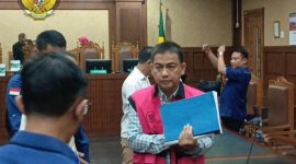 Hery Susanto, mantan Ketua Ombudsman RI, menjalani proses persidangan atas dakwaan menerima suap senilai Rp4,8 miliar. Foto: Ist.