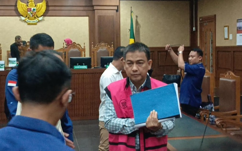 Hery Susanto, mantan Ketua Ombudsman RI, menjalani proses persidangan atas dakwaan menerima suap senilai Rp4,8 miliar. Foto: Ist.