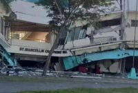 Gedung St. Marcellin Champagnat Hall di Universitas Notre Dame of Dadiangas, Kota General Santos, Filipina, mengalami kerusakan parah dan sebagian struktur bangunan ambles serta runtuh akibat guncangan gempa berkekuatan magnitudo 7,0 yang melanda wilayah Mindanao pada Senin (8/6/2026). Foto: Ist.