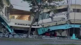 Gedung St. Marcellin Champagnat Hall di Universitas Notre Dame of Dadiangas, Kota General Santos, Filipina, mengalami kerusakan parah dan sebagian struktur bangunan ambles serta runtuh akibat guncangan gempa berkekuatan magnitudo 7,0 yang melanda wilayah Mindanao pada Senin (8/6/2026). Foto: Ist.
