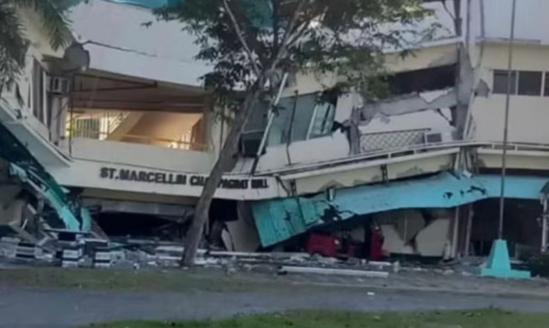 Gedung St. Marcellin Champagnat Hall di Universitas Notre Dame of Dadiangas, Kota General Santos, Filipina, mengalami kerusakan parah dan sebagian struktur bangunan ambles serta runtuh akibat guncangan gempa berkekuatan magnitudo 7,0 yang melanda wilayah Mindanao pada Senin (8/6/2026). Foto: Ist.