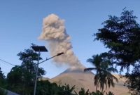 Gunung Lewotobi Laki-Laki di Kabupaten Flores Timur, Nusa Tenggara Timur, melepaskan kolom abu vulkanis setinggi 2.500 meter di atas puncak saat meletus pada Kamis (5/6/2026) pukul 06.57 WITA. Foto: Ist.