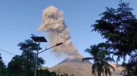 Gunung Lewotobi Laki-Laki di Kabupaten Flores Timur, Nusa Tenggara Timur, melepaskan kolom abu vulkanis setinggi 2.500 meter di atas puncak saat meletus pada Kamis (5/6/2026) pukul 06.57 WITA. Foto: Ist.