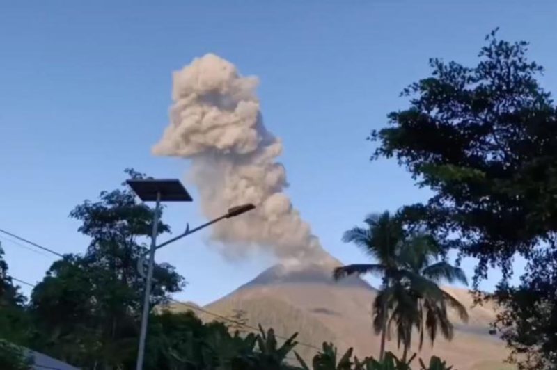 Gunung Lewotobi Laki-Laki di Kabupaten Flores Timur, Nusa Tenggara Timur, melepaskan kolom abu vulkanis setinggi 2.500 meter di atas puncak saat meletus pada Kamis (5/6/2026) pukul 06.57 WITA. Foto: Ist.