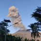 Gunung Lewotobi Laki-Laki di Kabupaten Flores Timur, Nusa Tenggara Timur, melepaskan kolom abu vulkanis setinggi 2.500 meter di atas puncak saat meletus pada Kamis (5/6/2026) pukul 06.57 WITA. Foto: Ist.