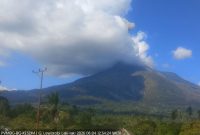 Gunung Lewotobi Laki-laki di Kabupaten Flores Timur, Nusa Tenggara Timur, melepaskan asap dan abu vulkanik tinggi ke langit pada Kamis (4/6/2026) pukul 12.34 WITA. Foto: Ist.
