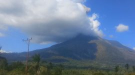 Gunung Lewotobi Laki-laki di Kabupaten Flores Timur, Nusa Tenggara Timur, melepaskan asap dan abu vulkanik tinggi ke langit pada Kamis (4/6/2026) pukul 12.34 WITA. Foto: Ist.