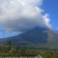 Gunung Lewotobi Laki-laki di Kabupaten Flores Timur, Nusa Tenggara Timur, melepaskan asap dan abu vulkanik tinggi ke langit pada Kamis (4/6/2026) pukul 12.34 WITA. Foto: Ist.