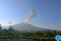 Gunung Lewotobi Laki-laki di Flores Timur, NTT, kembali mengalami erupsi pada Sabtu (6/6/2026) pagi dengan kolom abu vulkanis mencapai 1.500 meter di atas puncak. Foto: Ist.