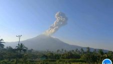 Gunung Lewotobi Laki-laki di Flores Timur, NTT, kembali mengalami erupsi pada Sabtu (6/6/2026) pagi dengan kolom abu vulkanis mencapai 1.500 meter di atas puncak. Foto: Ist.