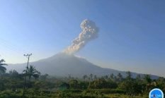Gunung Lewotobi Laki-laki Meletus Kembali, Kolom Abu Setinggi 1.500 Meter Mengarah Barat