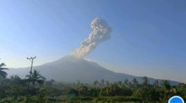 Gunung Lewotobi Laki-laki di Flores Timur, NTT, kembali mengalami erupsi pada Sabtu (6/6/2026) pagi dengan kolom abu vulkanis mencapai 1.500 meter di atas puncak. Foto: Ist.