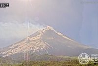 Gunung Merapi kembali mengeluarkan awan panas guguran sejauh 2 kilometer, sementara PVMBG meminta masyarakat tetap waspada dan menjauhi zona bahaya. Foto: ESDM