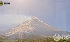 Gunung Merapi Kembali Luncurkan Awan Panas Guguran Sejauh 2 Km ke Barat Daya