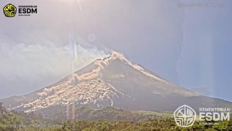 Gunung Merapi kembali mengeluarkan awan panas guguran sejauh 2 kilometer, sementara PVMBG meminta masyarakat tetap waspada dan menjauhi zona bahaya. Foto: ESDM