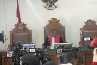 Hakim tunggal Suparna saat membacakan amar putusan sidang praperadilan di Pengadilan Negeri Jakarta Selatan, Selasa (2/6/2026). Foto: Ist.