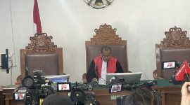 Hakim tunggal Suparna saat membacakan amar putusan sidang praperadilan di Pengadilan Negeri Jakarta Selatan, Selasa (2/6/2026). Foto: Ist.