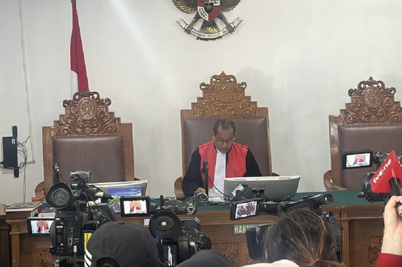 Hakim tunggal Suparna saat membacakan amar putusan sidang praperadilan di Pengadilan Negeri Jakarta Selatan, Selasa (2/6/2026). Foto: Ist.