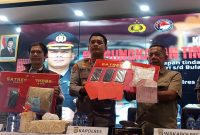 apolres Pelabuhan Tanjung Priok, AKBP Aris Wibowo bersama jajaran pejabat utama memperlihatkan barang bukti narkotika dan obat-obatan terlarang yang berhasil disita. Pengungkapan 58 kasus selama Januari–Juni 2026 ini mencakup 3,2 kg sabu, 5.529 kartrid Etomidate, serta ribuan butir obat keras lainnya, dengan estimasi nilai pasaran mencapai Rp37 miliar, sekaligus menandai keberhasilan penindakan yang menyelamatkan puluhan ribu warga dari bahaya penyalahgunaan. Foto: Ist.