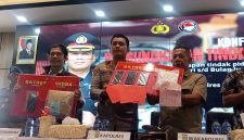 apolres Pelabuhan Tanjung Priok, AKBP Aris Wibowo bersama jajaran pejabat utama memperlihatkan barang bukti narkotika dan obat-obatan terlarang yang berhasil disita. Pengungkapan 58 kasus selama Januari–Juni 2026 ini mencakup 3,2 kg sabu, 5.529 kartrid Etomidate, serta ribuan butir obat keras lainnya, dengan estimasi nilai pasaran mencapai Rp37 miliar, sekaligus menandai keberhasilan penindakan yang menyelamatkan puluhan ribu warga dari bahaya penyalahgunaan. Foto: Ist.