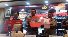 apolres Pelabuhan Tanjung Priok, AKBP Aris Wibowo bersama jajaran pejabat utama memperlihatkan barang bukti narkotika dan obat-obatan terlarang yang berhasil disita. Pengungkapan 58 kasus selama Januari–Juni 2026 ini mencakup 3,2 kg sabu, 5.529 kartrid Etomidate, serta ribuan butir obat keras lainnya, dengan estimasi nilai pasaran mencapai Rp37 miliar, sekaligus menandai keberhasilan penindakan yang menyelamatkan puluhan ribu warga dari bahaya penyalahgunaan. Foto: Ist.