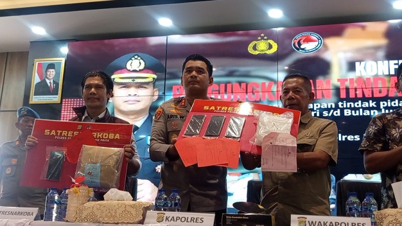 apolres Pelabuhan Tanjung Priok, AKBP Aris Wibowo bersama jajaran pejabat utama memperlihatkan barang bukti narkotika dan obat-obatan terlarang yang berhasil disita. Pengungkapan 58 kasus selama Januari–Juni 2026 ini mencakup 3,2 kg sabu, 5.529 kartrid Etomidate, serta ribuan butir obat keras lainnya, dengan estimasi nilai pasaran mencapai Rp37 miliar, sekaligus menandai keberhasilan penindakan yang menyelamatkan puluhan ribu warga dari bahaya penyalahgunaan. Foto: Ist.