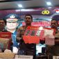 apolres Pelabuhan Tanjung Priok, AKBP Aris Wibowo bersama jajaran pejabat utama memperlihatkan barang bukti narkotika dan obat-obatan terlarang yang berhasil disita. Pengungkapan 58 kasus selama Januari–Juni 2026 ini mencakup 3,2 kg sabu, 5.529 kartrid Etomidate, serta ribuan butir obat keras lainnya, dengan estimasi nilai pasaran mencapai Rp37 miliar, sekaligus menandai keberhasilan penindakan yang menyelamatkan puluhan ribu warga dari bahaya penyalahgunaan. Foto: Ist.