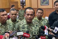 Kapuspen Mabes TNI Brigjen TNI Muhamad Nas menjelaskan alasan pengerahan prajurit saat pengamanan demo mahasiswa di Bundaran HI, Jakarta Pusat. Foto: Ist.