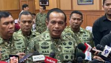 Kapuspen Mabes TNI Brigjen TNI Muhamad Nas menjelaskan alasan pengerahan prajurit saat pengamanan demo mahasiswa di Bundaran HI, Jakarta Pusat. Foto: Ist.