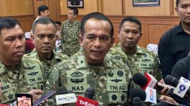 Kapuspen Mabes TNI Brigjen TNI Muhamad Nas menjelaskan alasan pengerahan prajurit saat pengamanan demo mahasiswa di Bundaran HI, Jakarta Pusat. Foto: Ist.