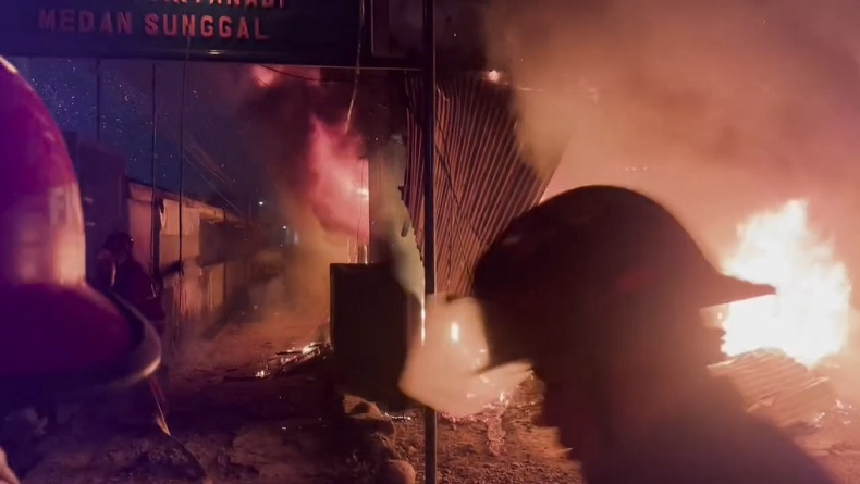 Petugas Dinas Pemadam Kebakaran Kota Medan berjuang memadamkan kobaran api yang melalap rumah toko (ruko) penjual bensin eceran dan gas elpiji di Jalan PDAM Tirtanadi, Medan, Jumat (12/6/2026) subuh. Foto: Ist.