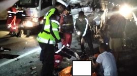Petugas mengevakuasi korban kecelakaan maut di Tol Pekanbaru-Dumai KM 46, Kabupaten Siak, Riau, yang menewaskan lima orang. Foto: Ist.