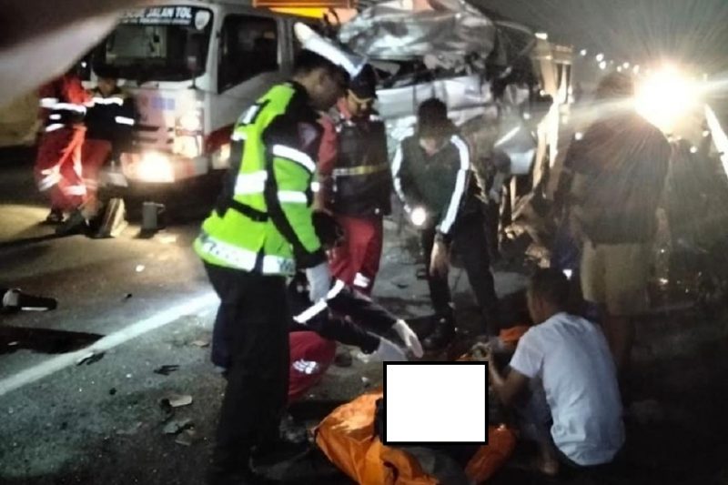 Petugas mengevakuasi korban kecelakaan maut di Tol Pekanbaru-Dumai KM 46, Kabupaten Siak, Riau, yang menewaskan lima orang. Foto: Ist.