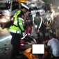 Petugas mengevakuasi korban kecelakaan maut di Tol Pekanbaru-Dumai KM 46, Kabupaten Siak, Riau, yang menewaskan lima orang. Foto: Ist.