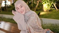 Selebgram Larissa Chou yang mengajukan gugatan cerai terhadap Ikram Rosadi ke Pengadilan Agama Ngamprah, Bandung. Dalam gugatannya, ia meminta hak asuh anak, nafkah anak Rp3 juta per bulan, serta nafkah mut’ah sebesar Rp30 juta, sekaligus membantah tudingan perselingkuhan yang beredar di media sosial. Foto: Ist.
