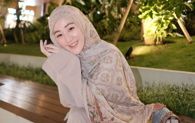 Selebgram Larissa Chou yang mengajukan gugatan cerai terhadap Ikram Rosadi ke Pengadilan Agama Ngamprah, Bandung. Dalam gugatannya, ia meminta hak asuh anak, nafkah anak Rp3 juta per bulan, serta nafkah mut’ah sebesar Rp30 juta, sekaligus membantah tudingan perselingkuhan yang beredar di media sosial. Foto: Ist.