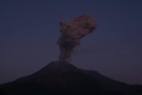 Gunung Lewotobi Laki-Laki di Flores Timur, NTT, kembali meletus dashyat dengan memuntahkan abu vulkanik 1.500 meter, Senin (8/6/2026). Foto: Ist.
