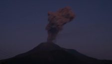 Gunung Lewotobi Laki-Laki di Flores Timur, NTT, kembali meletus dashyat dengan memuntahkan abu vulkanik 1.500 meter, Senin (8/6/2026). Foto: Ist.